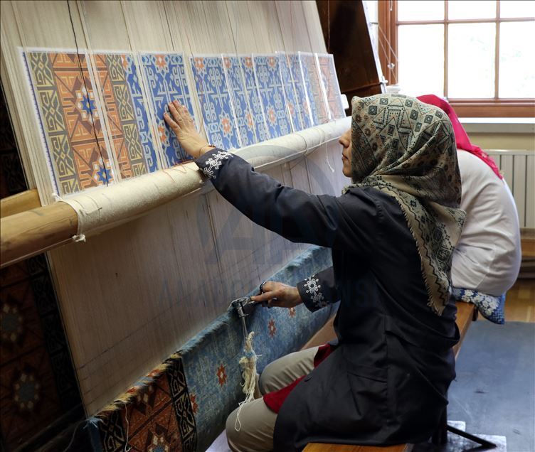 مصنع "هركة".. 129 عاما في نسج السجاد التركي
