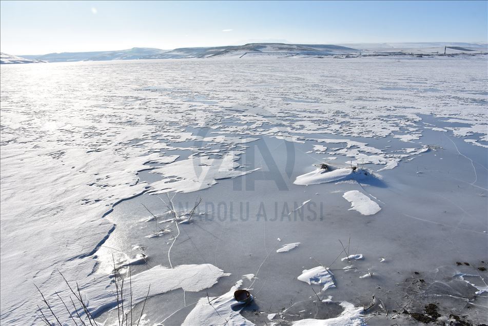 Kars Baraj Gölü'nün yüzeyi buzla kaplandı