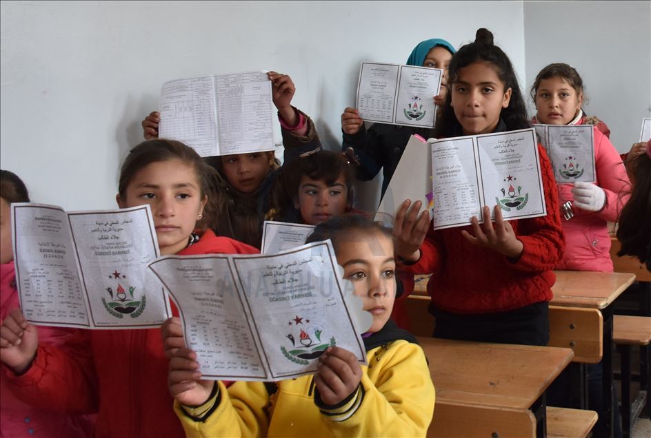 Suriye'nin kuzeyindeki okullarda karne heyecanı

