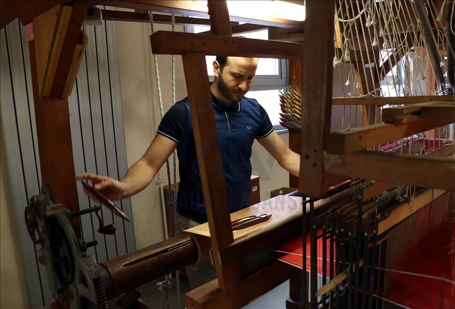 مصنع "هركة".. 129 عاما في نسج السجاد التركي

