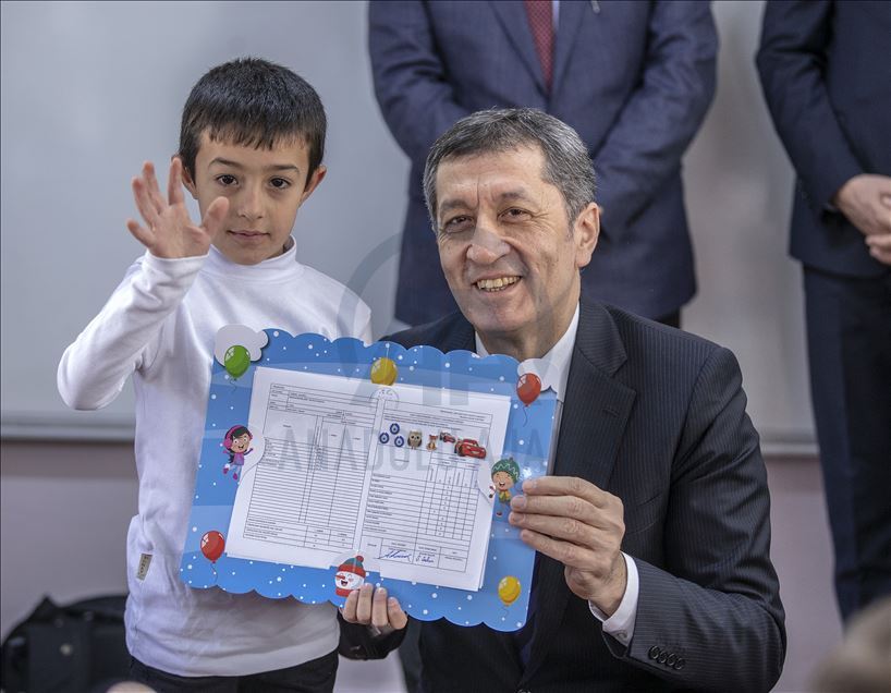 Bakan Selçuk öğrencilere karne dağıttı
