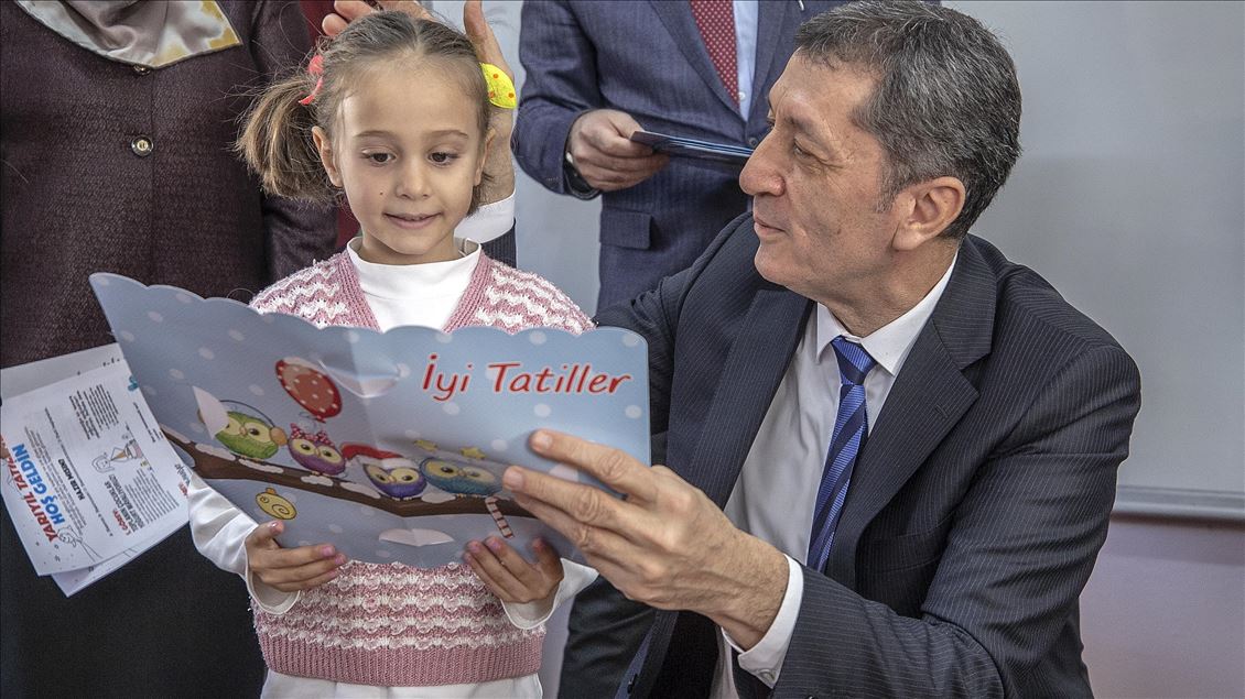 Bakan Selçuk öğrencilere karne dağıttı