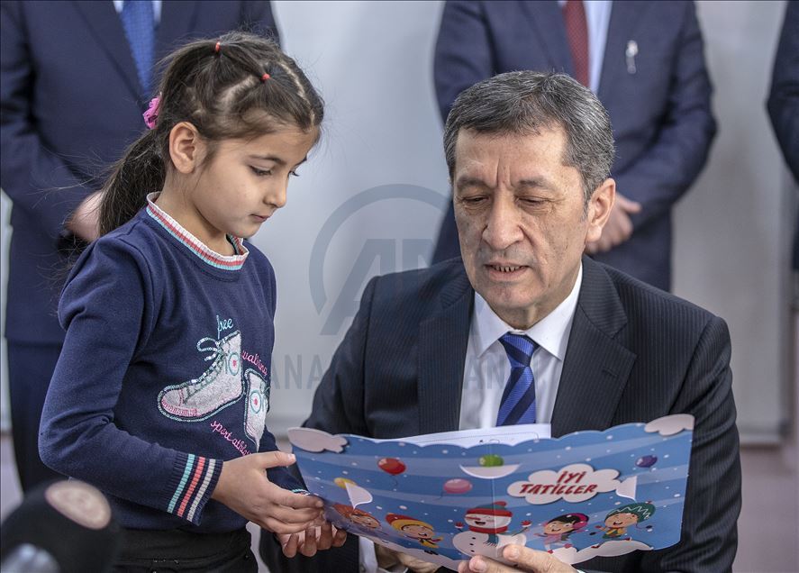 Bakan Selçuk öğrencilere karne dağıttı