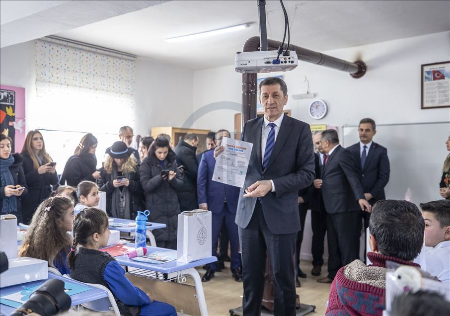 Bakan Selçuk öğrencilere karne dağıttı