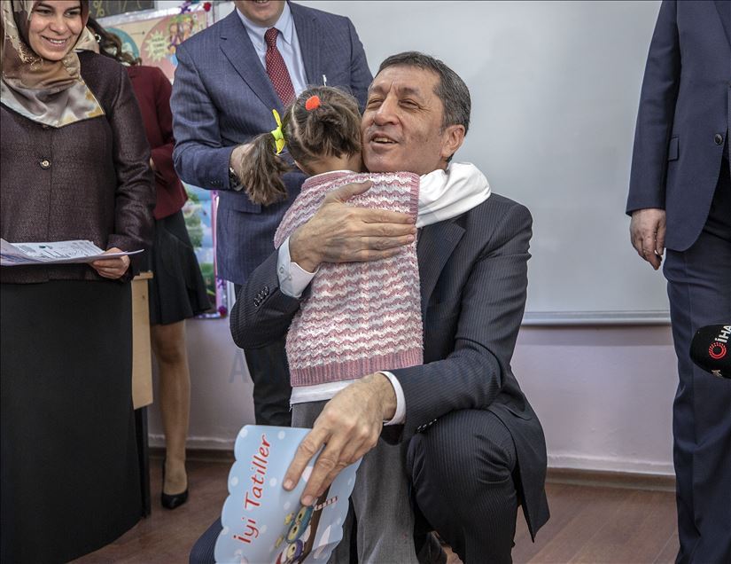 Bakan Selçuk öğrencilere karne dağıttı