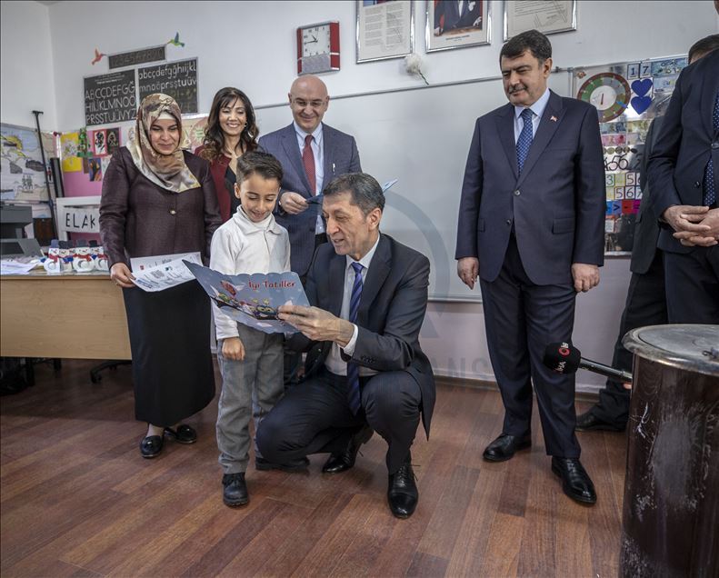 Bakan Selçuk öğrencilere karne dağıttı