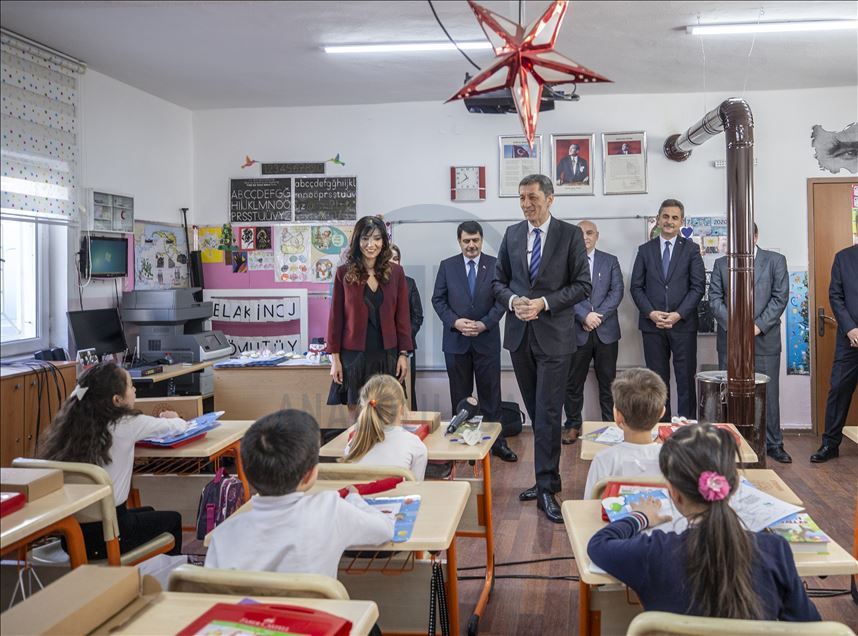 Bakan Selçuk öğrencilere karne dağıttı