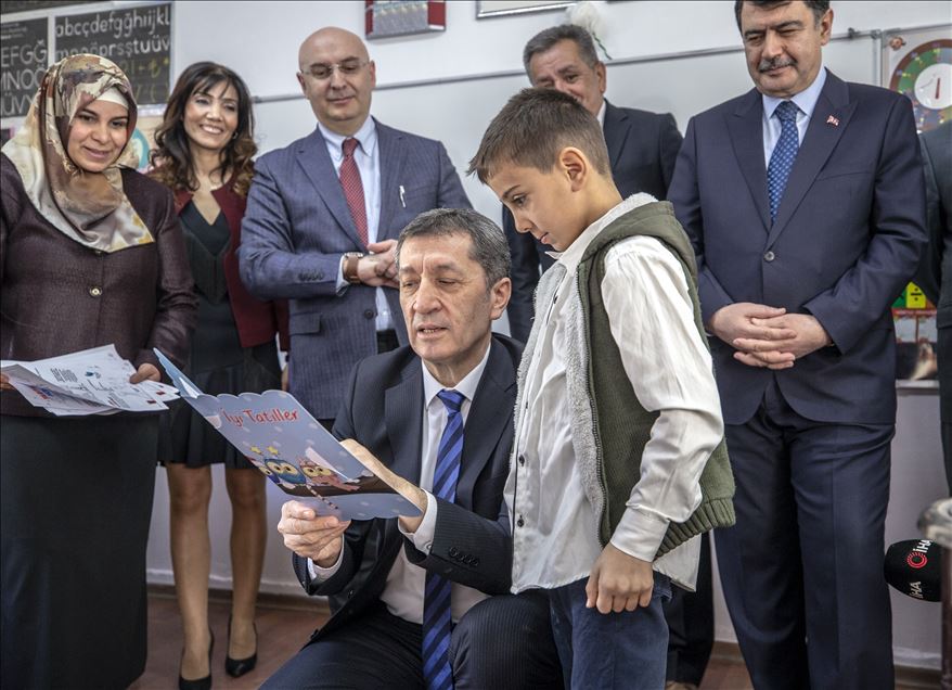 Bakan Selçuk öğrencilere karne dağıttı