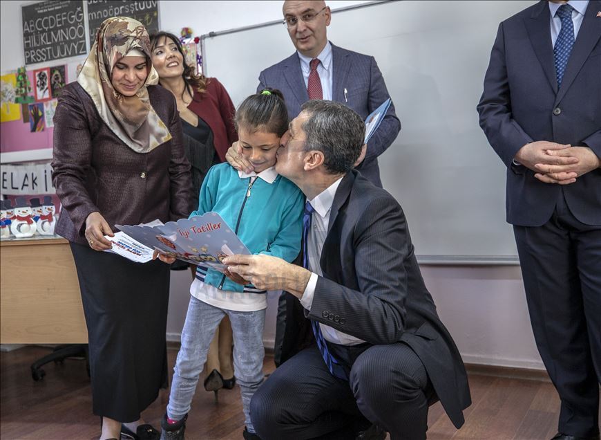 Bakan Selçuk öğrencilere karne dağıttı