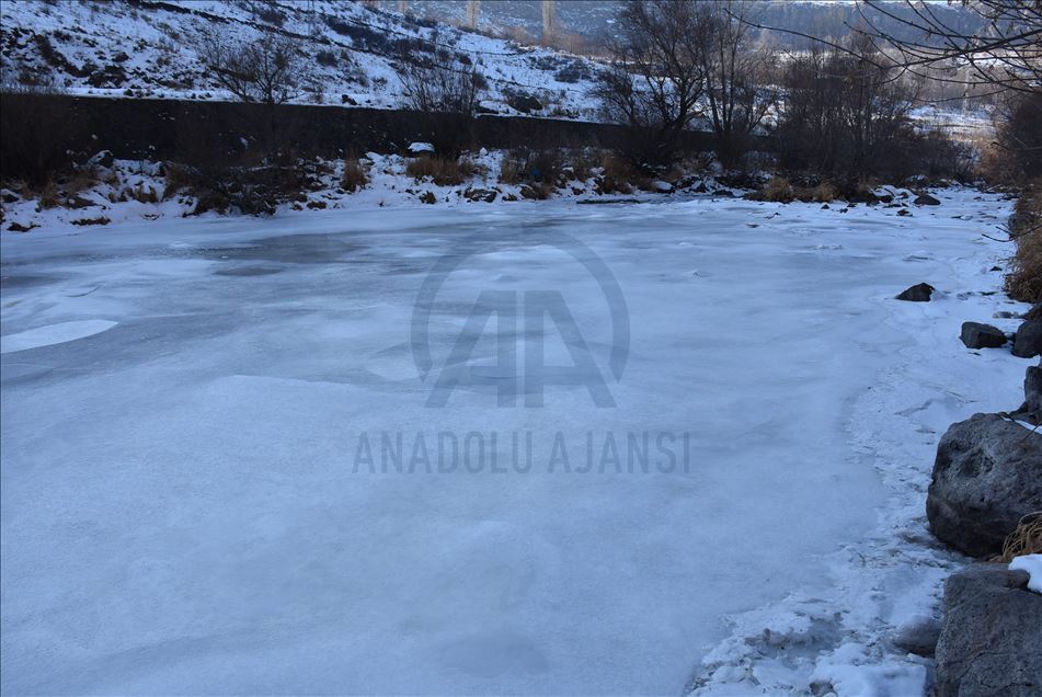 Kars'taki eski HES baraj gölü yüzeyi dondu
