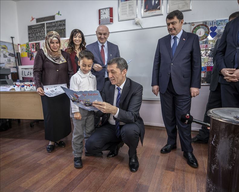 Bakan Selçuk öğrencilere karne dağıttı