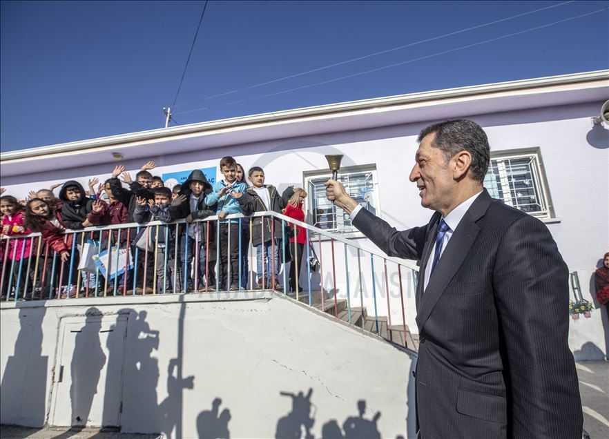 Bakan Selçuk öğrencilere karne dağıttı
