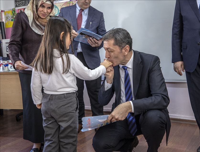 Bakan Selçuk öğrencilere karne dağıttı
