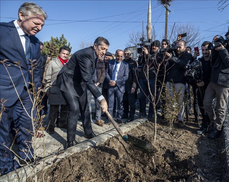 Bakan Selçuk öğrencilere karne dağıttı
