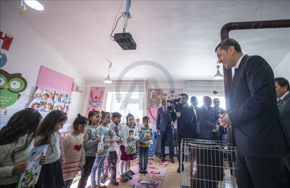 Bakan Selçuk öğrencilere karne dağıttı