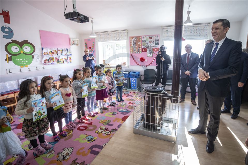 Bakan Selçuk öğrencilere karne dağıttı
