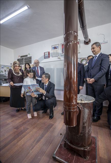 Bakan Selçuk öğrencilere karne dağıttı