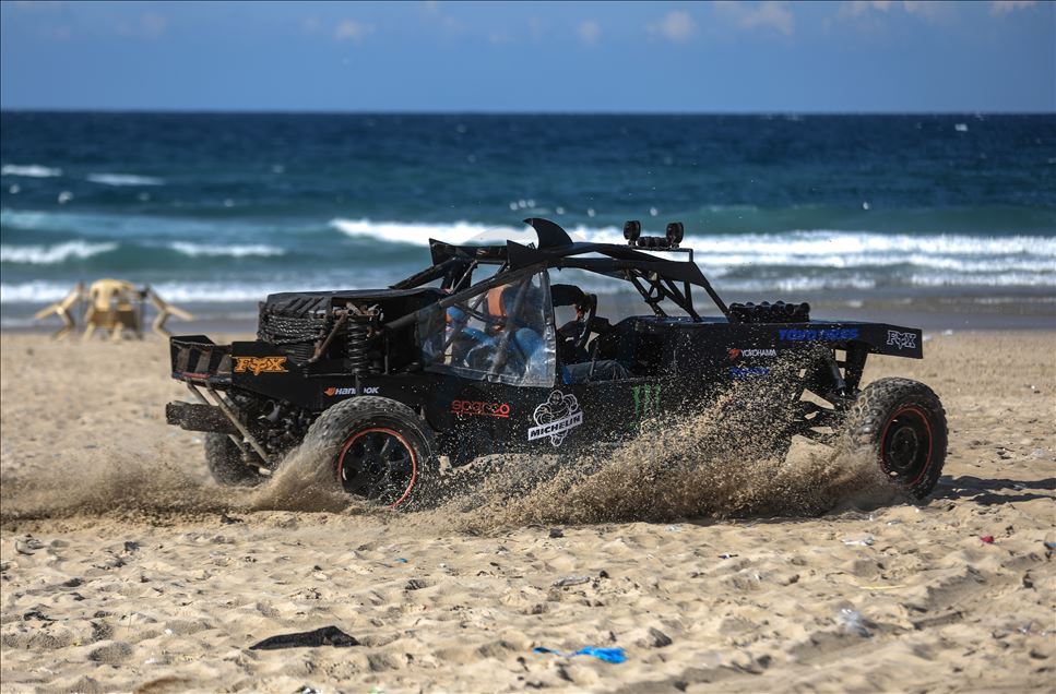 محمد الضبّة... غزّي يصنّع سيارة سباق بإمكانات متواضعة
