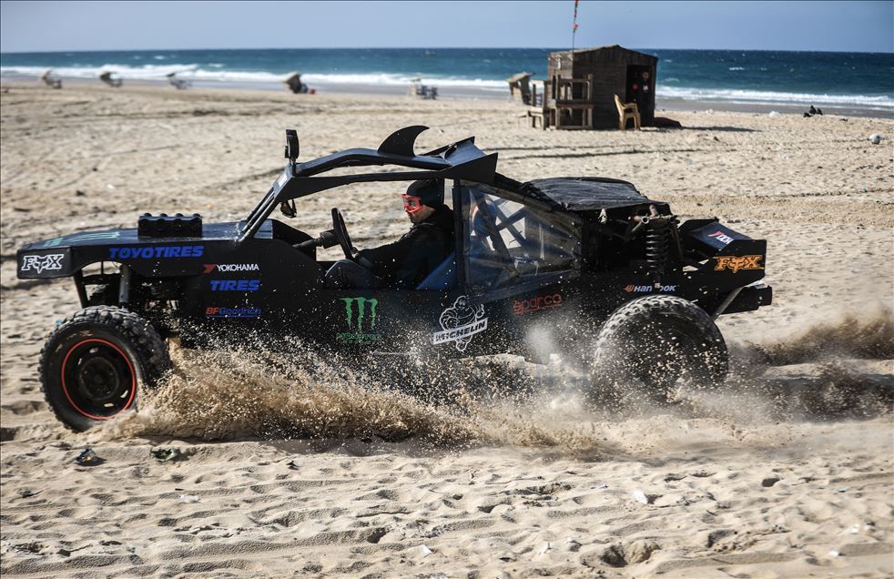 محمد الضبّة... غزّي يصنّع سيارة سباق بإمكانات متواضعة
