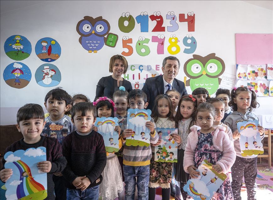 Bakan Selçuk öğrencilere karne dağıttı