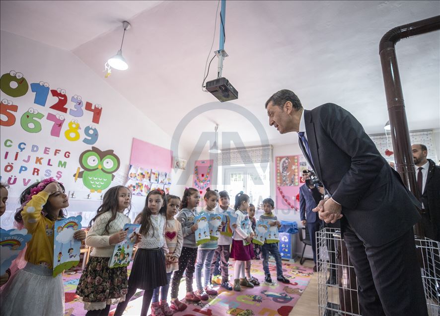 Bakan Selçuk öğrencilere karne dağıttı