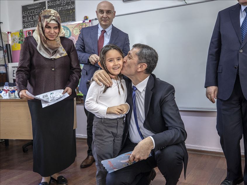 Bakan Selçuk öğrencilere karne dağıttı