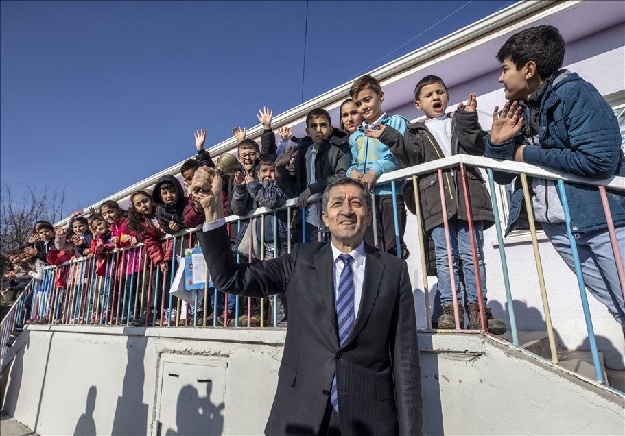 Bakan Selçuk öğrencilere karne dağıttı