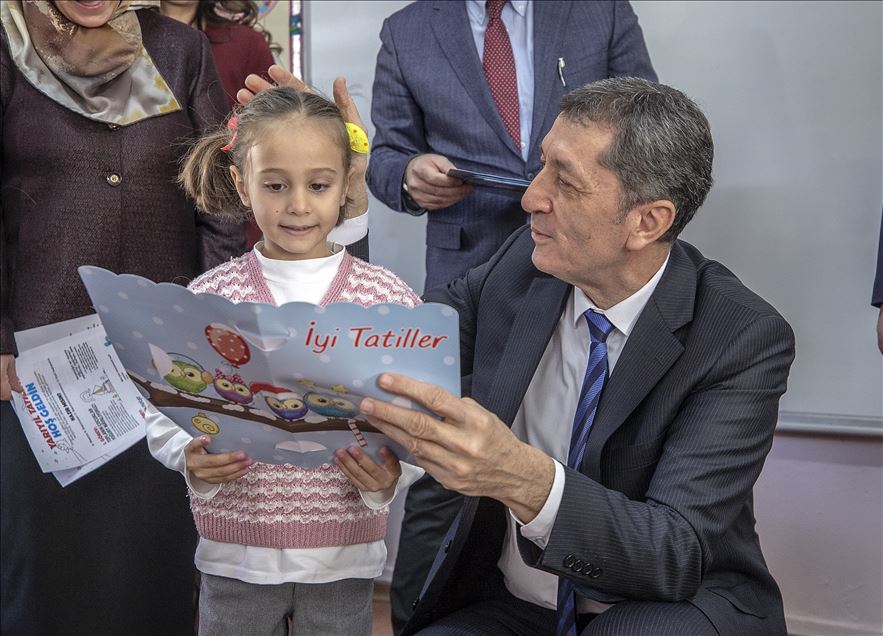 Bakan Selçuk öğrencilere karne dağıttı