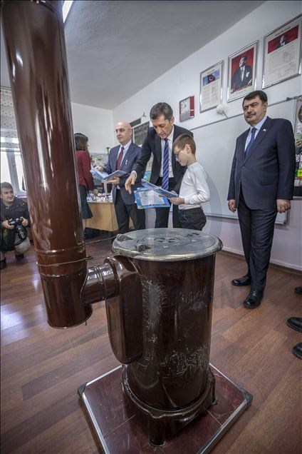 Bakan Selçuk öğrencilere karne dağıttı