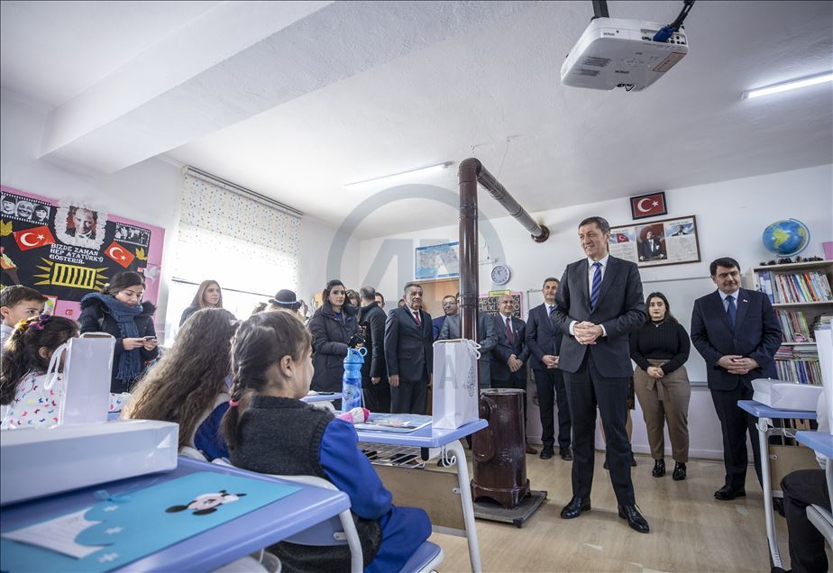 Bakan Selçuk öğrencilere karne dağıttı
