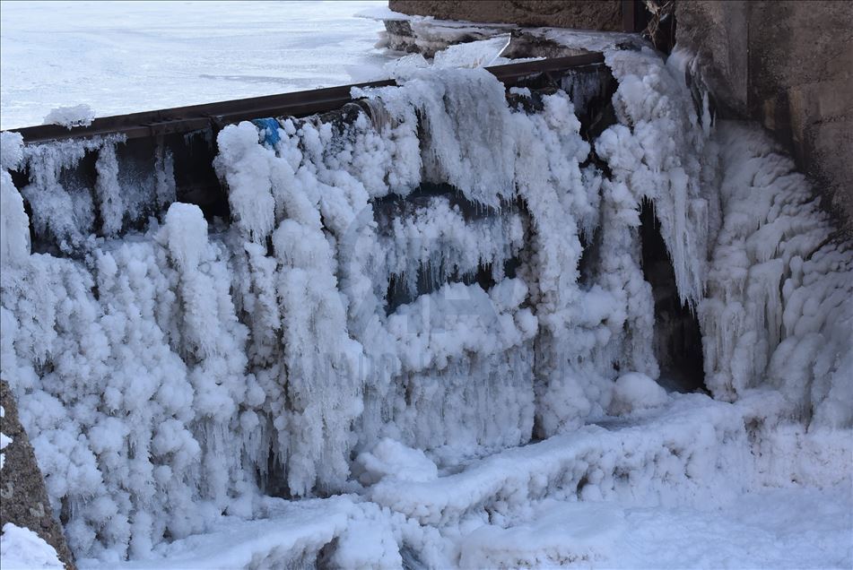 Kars'taki eski HES baraj gölü yüzeyi dondu
