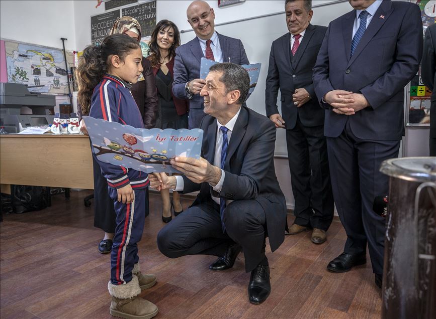 Bakan Selçuk öğrencilere karne dağıttı