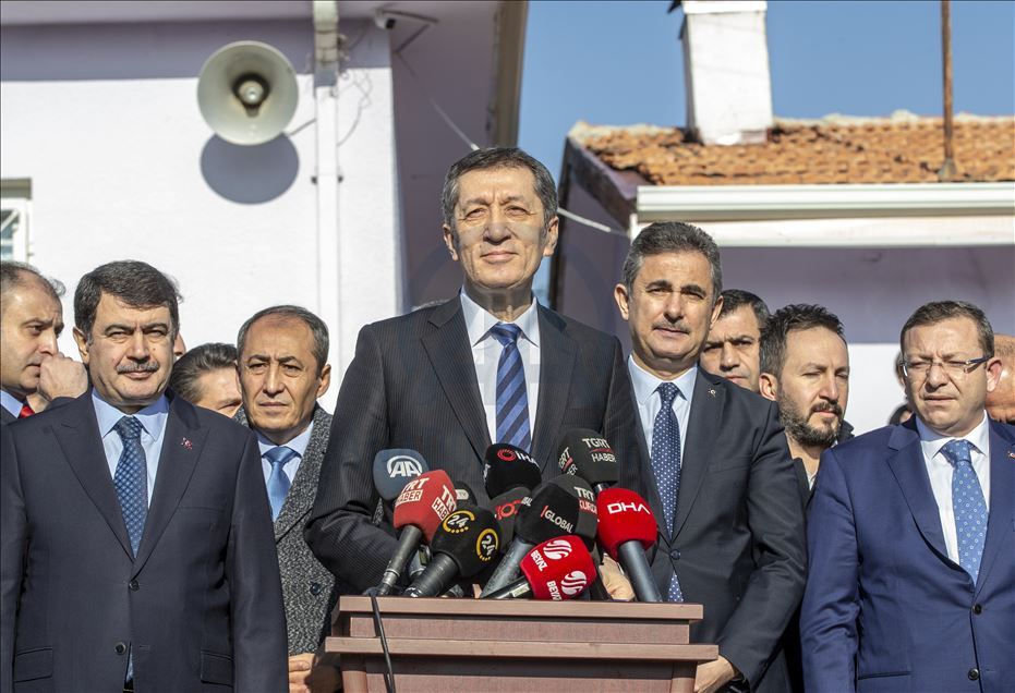 Bakan Selçuk öğrencilere karne dağıttı