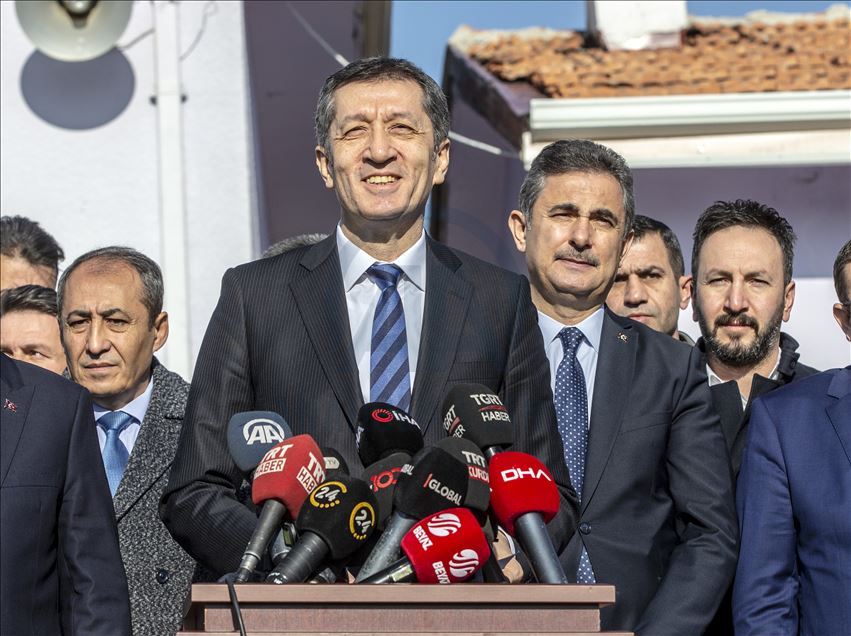 Bakan Selçuk öğrencilere karne dağıttı