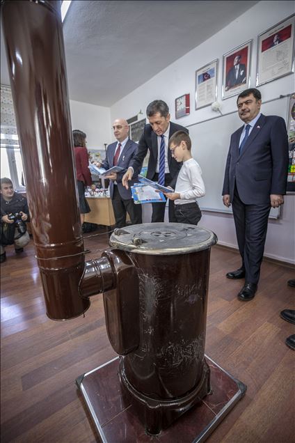 Bakan Selçuk öğrencilere karne dağıttı