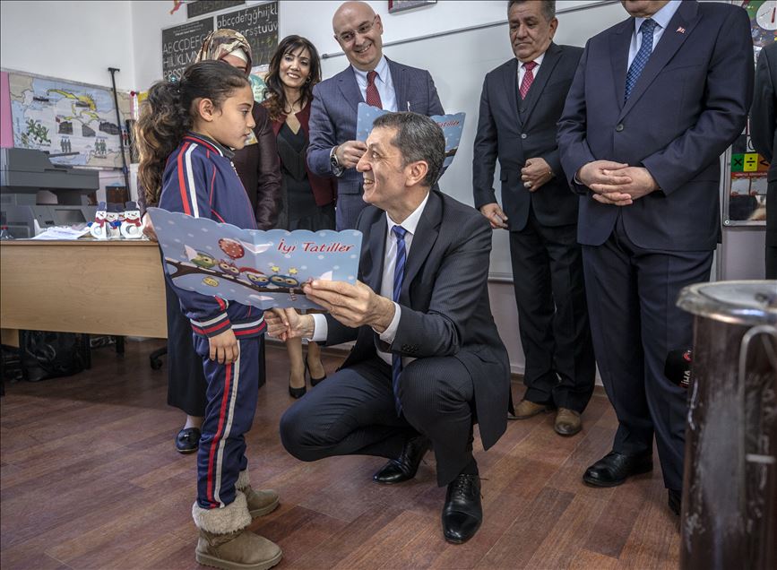 Bakan Selçuk öğrencilere karne dağıttı