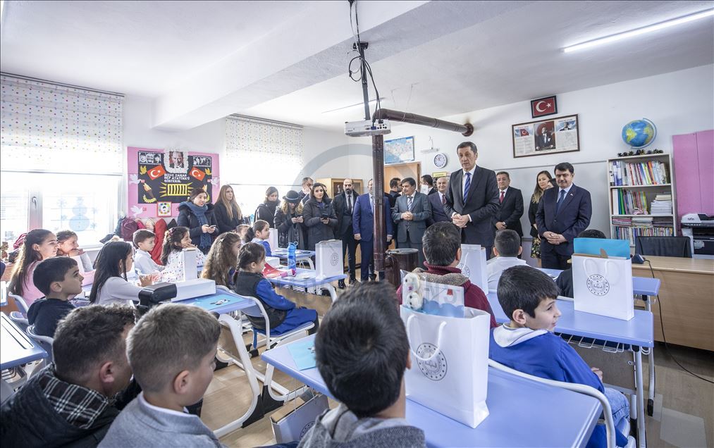 Bakan Selçuk öğrencilere karne dağıttı