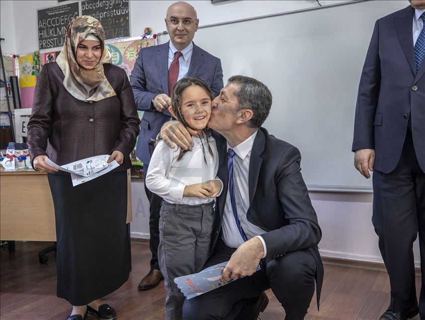 Bakan Selçuk öğrencilere karne dağıttı