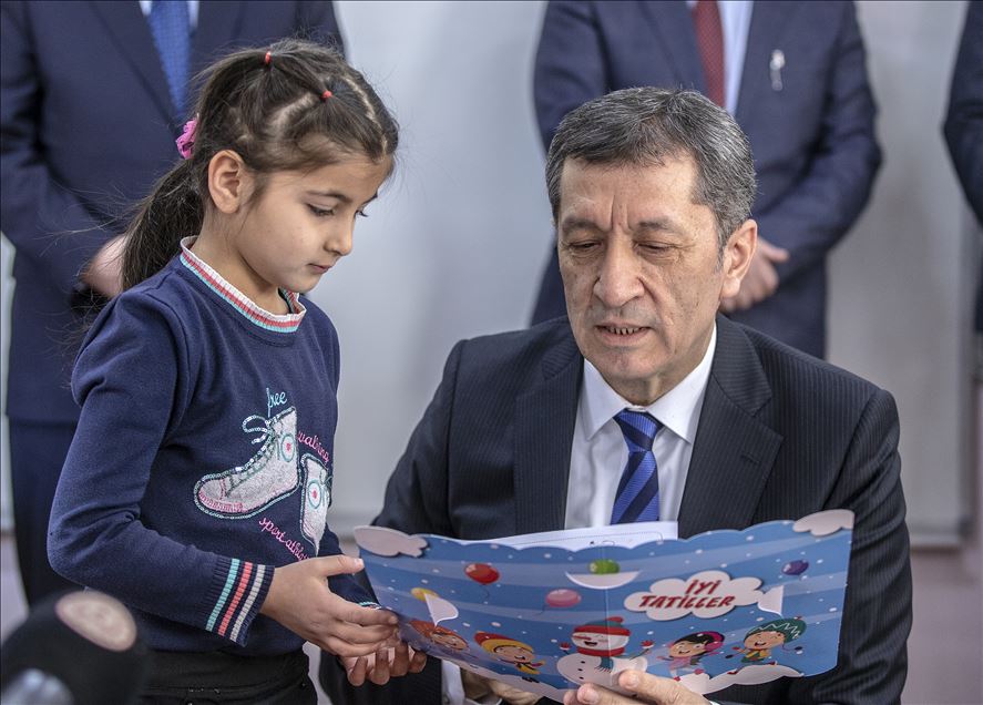 Bakan Selçuk öğrencilere karne dağıttı