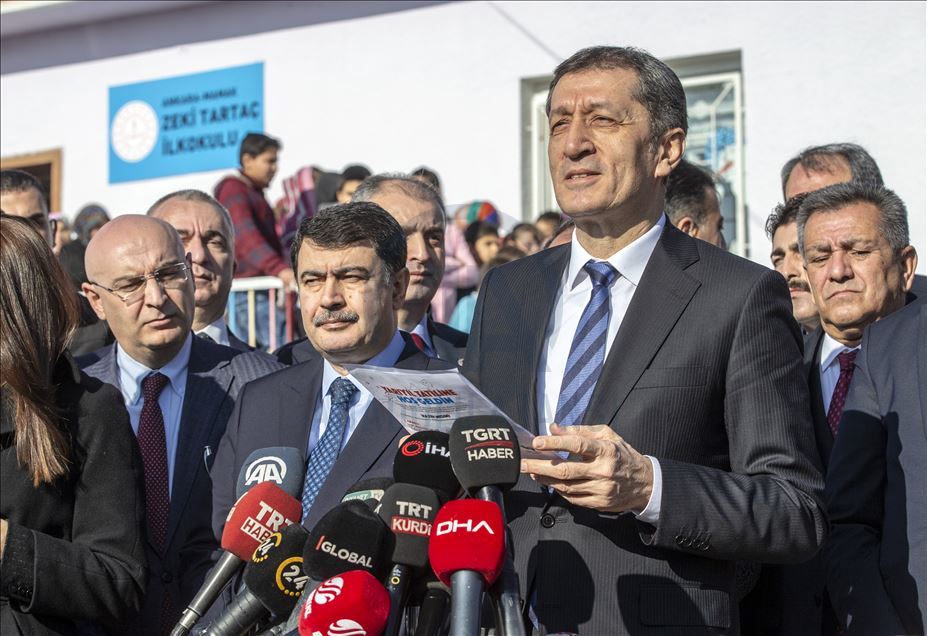 Bakan Selçuk öğrencilere karne dağıttı