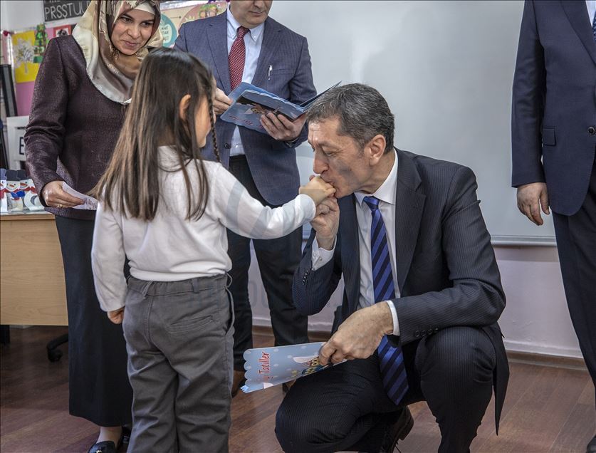 Bakan Selçuk öğrencilere karne dağıttı