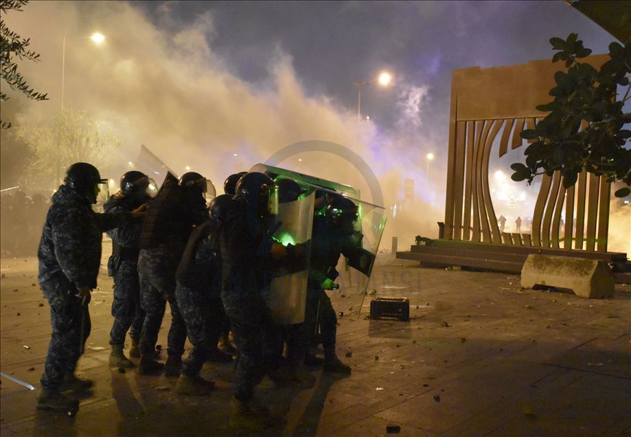 بيروت.. 75 مصابا في مواجهات بين الأمن ومحتجين قرب البرلمان 