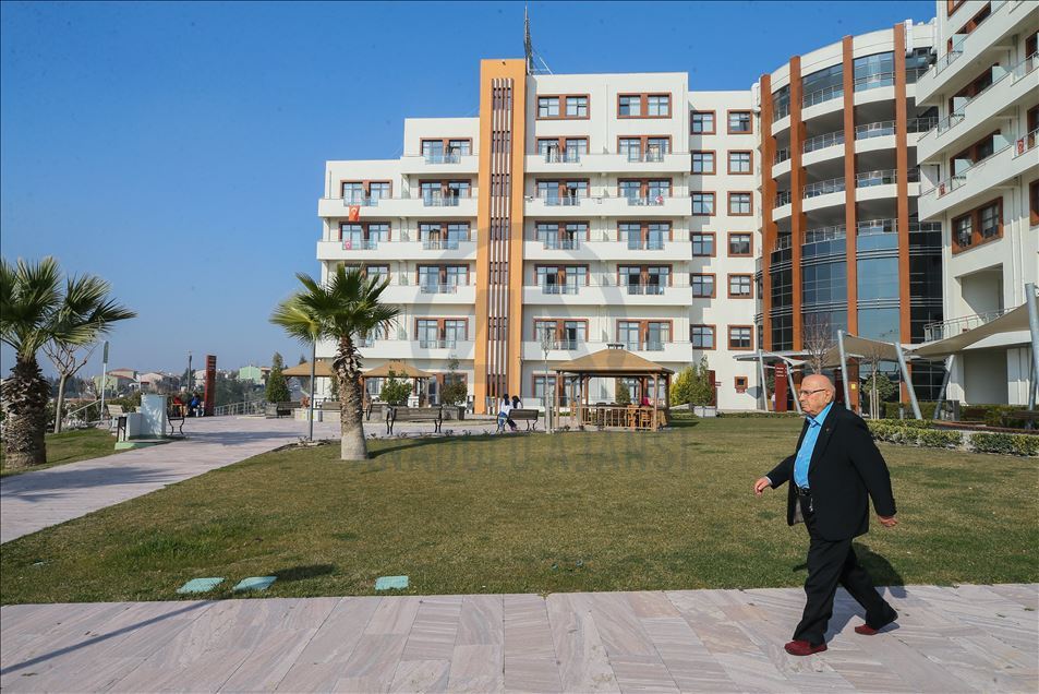 Huzurevinde kalan sanatçı Rıza Konyalı türkülerini arkadaşları için söylüyor