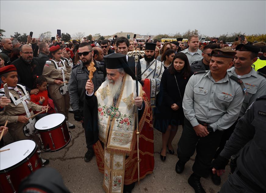 احتفالا بـ"عيد الغطاس".. آلاف المسيحيين "يتعمّدون" بنهر الأردن
