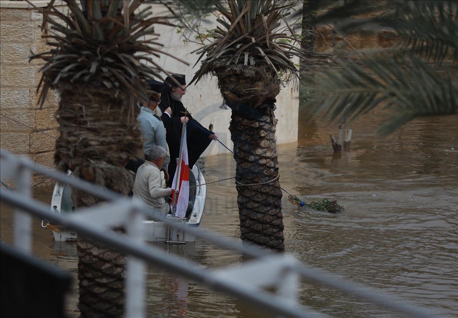 احتفالا بـ"عيد الغطاس".. آلاف المسيحيين "يتعمّدون" بنهر الأردن