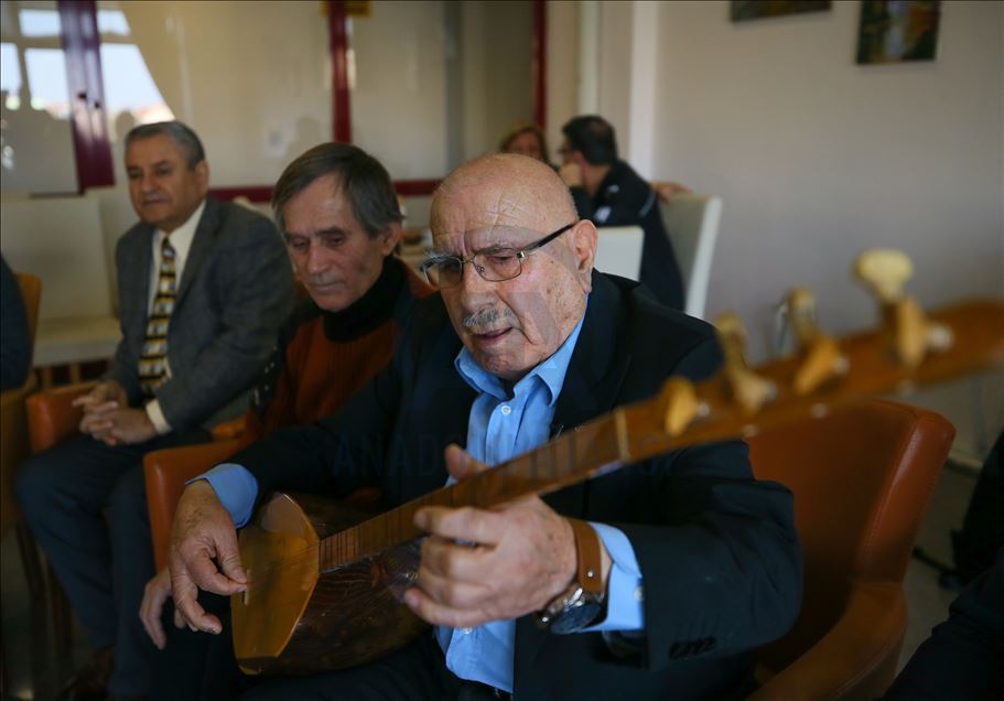 Huzurevinde kalan sanatçı Rıza Konyalı türkülerini arkadaşları için söylüyor