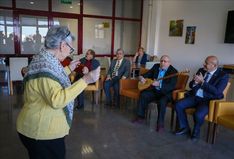 Huzurevinde kalan sanatçı Rıza Konyalı türkülerini arkadaşları için söylüyor