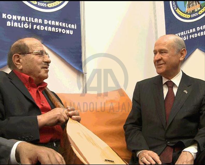 Huzurevinde kalan sanatçı Rıza Konyalı türkülerini arkadaşları için söylüyor
