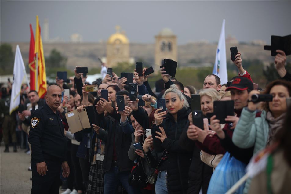 احتفالا بـ"عيد الغطاس".. آلاف المسيحيين "يتعمّدون" بنهر الأردن