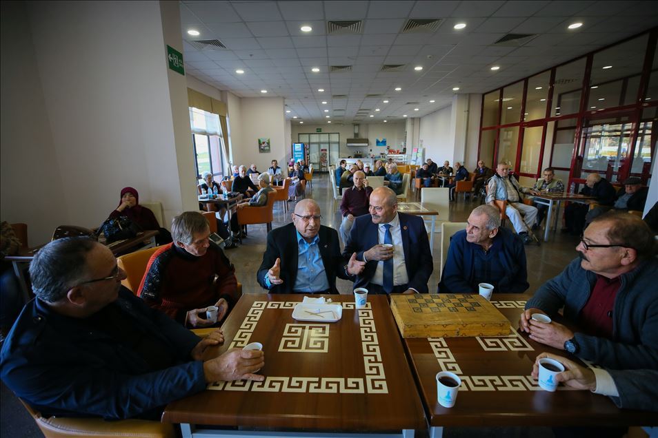 Huzurevinde kalan sanatçı Rıza Konyalı türkülerini arkadaşları için söylüyor